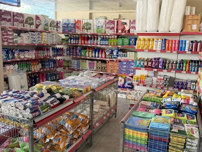 Mağaza içindeki raflar ve paketli ürünler