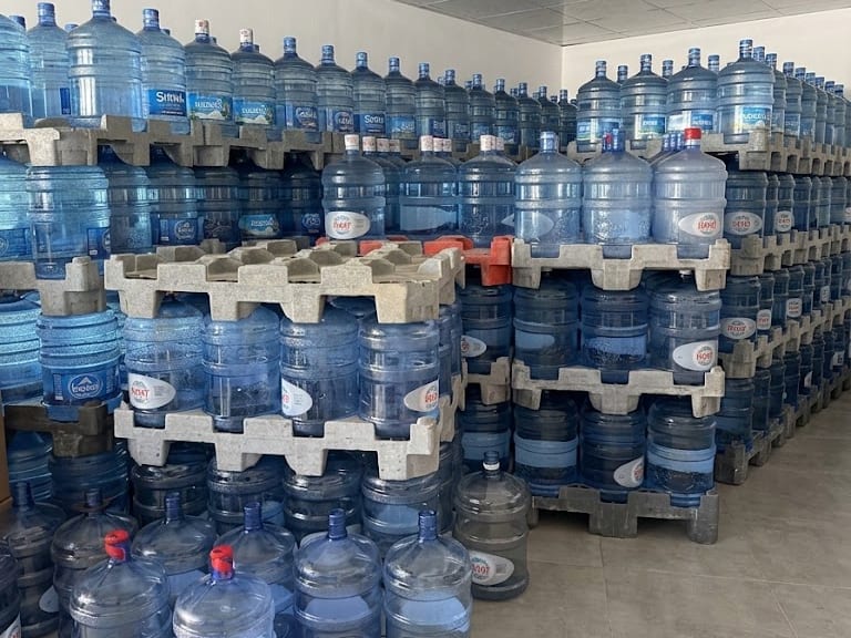 Stok alanında sıralanmış damacanalar
