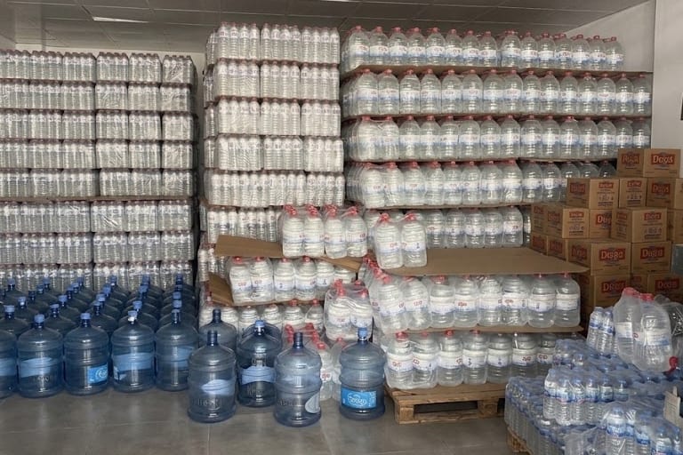 Şişe su paketleri ve damacanalar